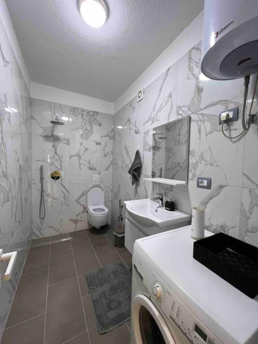 Great Apartament Near Lake & Blloku Area Tirana Exterior foto
